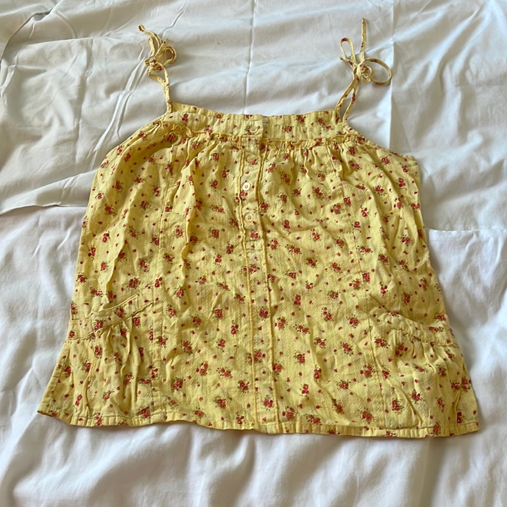 Loose yellow floral top with mini pockets woman’s Small